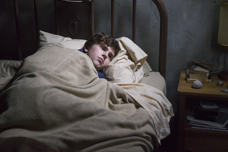 Norman Bates (Freddie Highmore) au lit