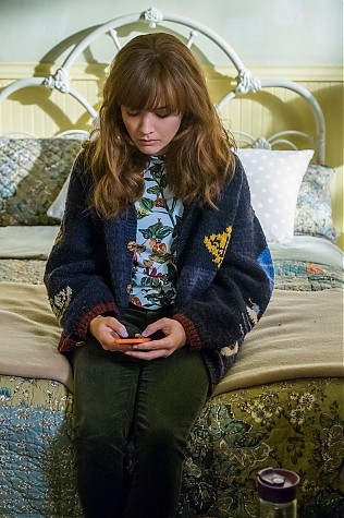 Emma Decody (Olivia Cooke) sur son lit 