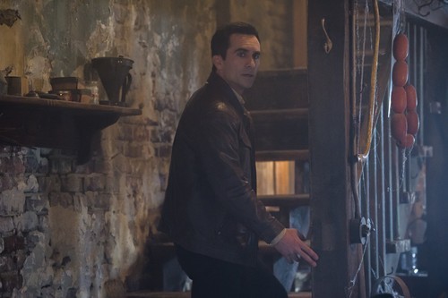 Alex Romero (Nestor Carbonell) dans la cave chez les Bates