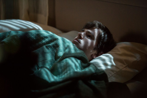 Norman Bates (Freddie Highmore) dans son lit