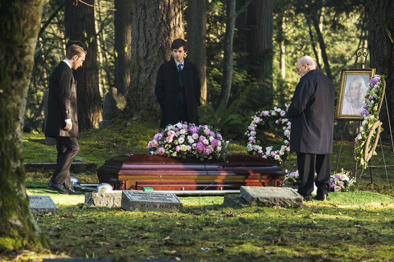Norman Bates (Freddie Highmore)  à l'enterrement de Norma