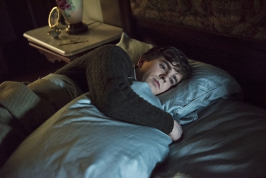 Norman Bates (Freddie Highmore) dans son lit