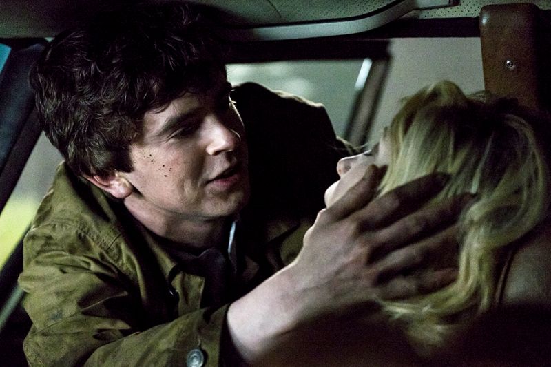 Norman Bates (Freddie Highmore) met le corps de sa mère dans la voiture