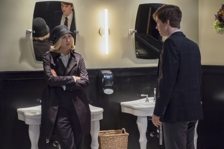 Norman Bates (Freddie Highmore) voit Norma Bates (Vera Farmiga) dans les toilettes