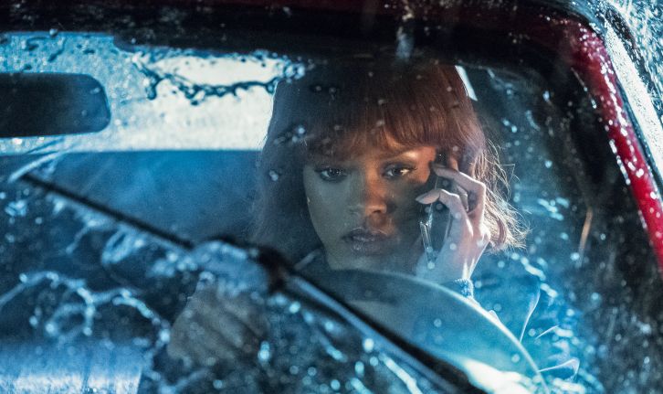 Marion Crane (Rihanna) au téléphone dans sa voiture